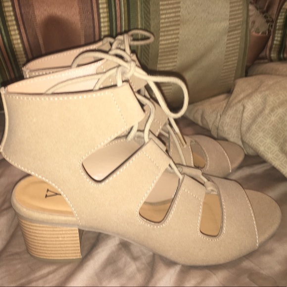Shoes - Tan block heel sandal